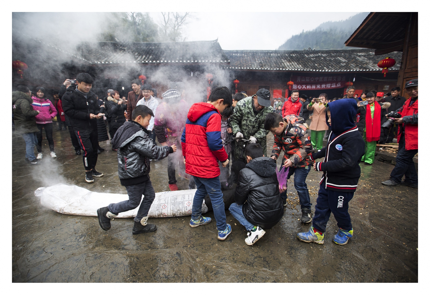 村童围哄爆米花