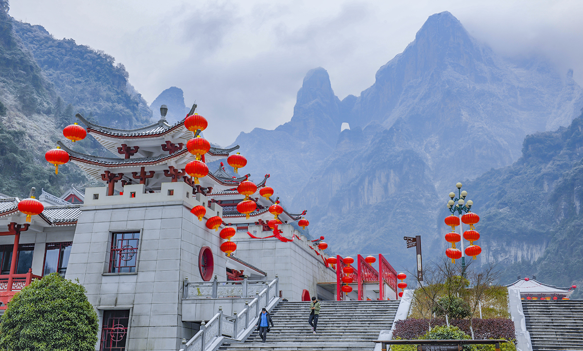 喜庆灯笼山前挂