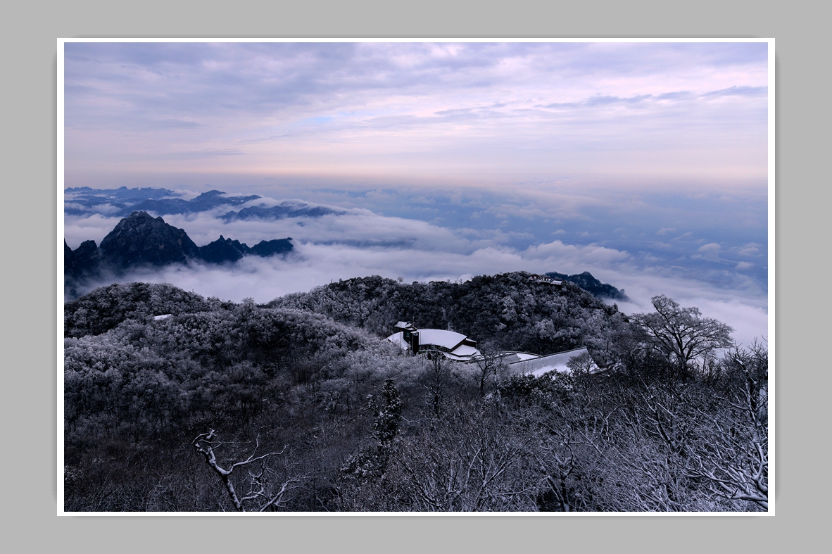 天门山初春雪景