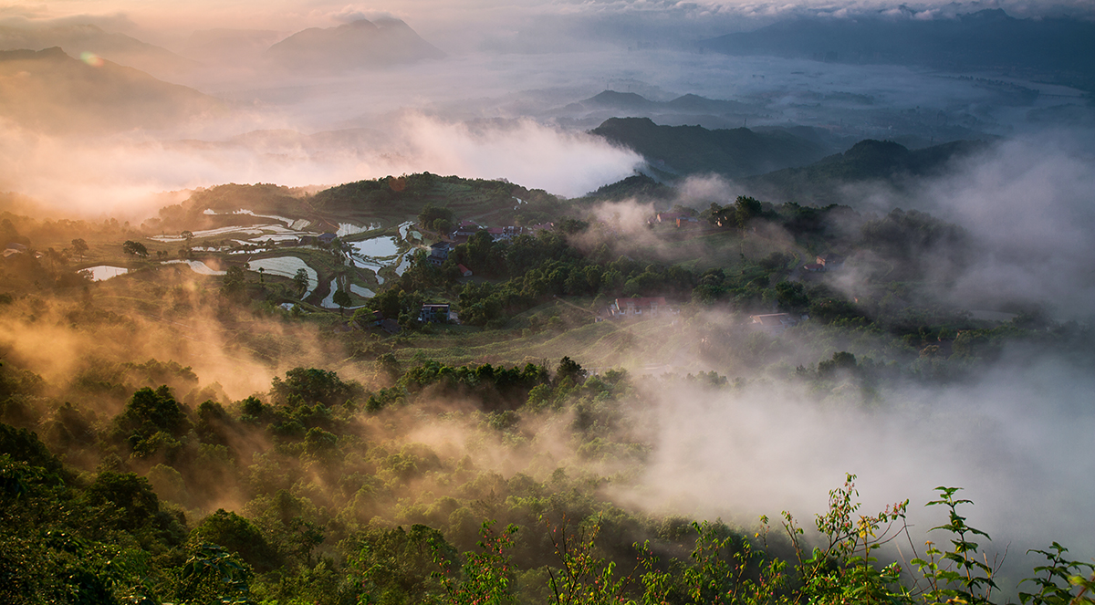 白云如练绕山村