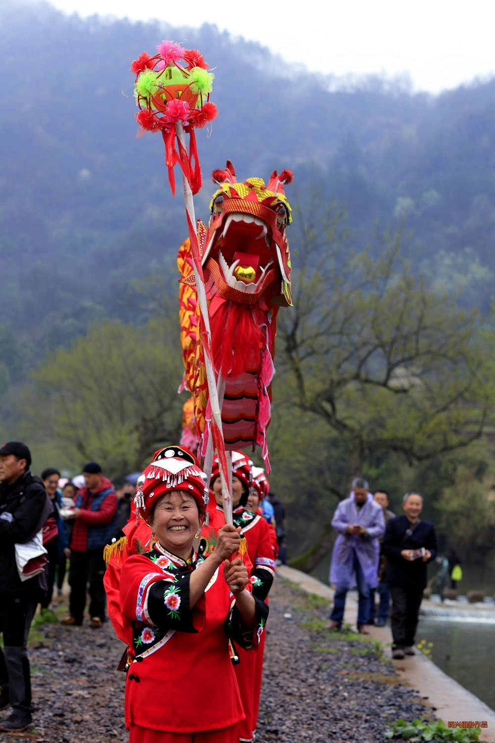 龙灯欢舞