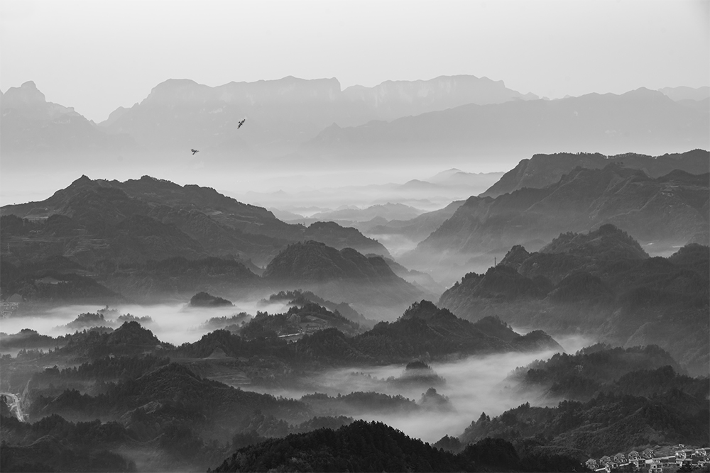 山峦飞鹰傲苍穹