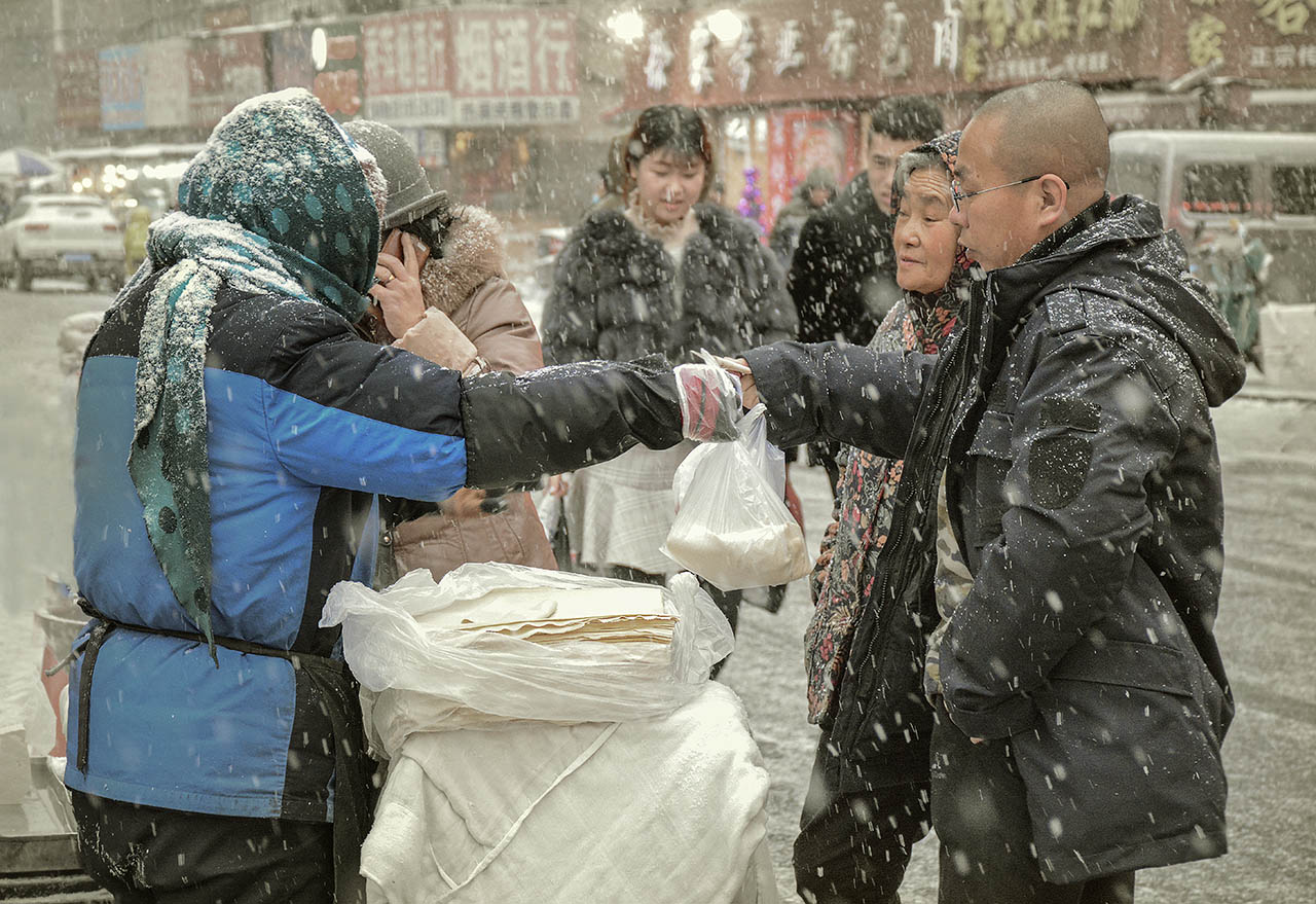 傍晚雪中街头