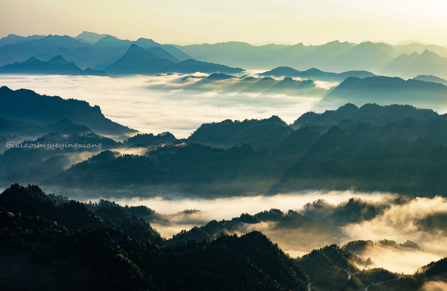 山峦晨曦