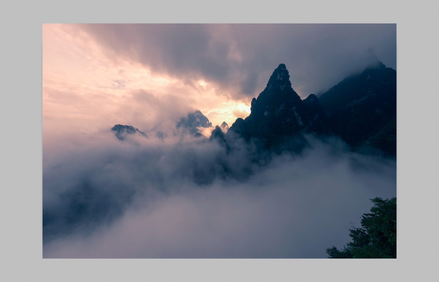 仙山吐火