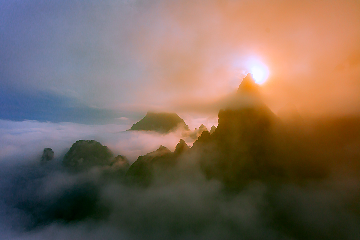 日出天门山峦间