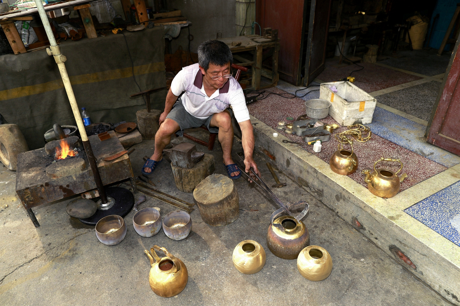 民间手工精制铜器