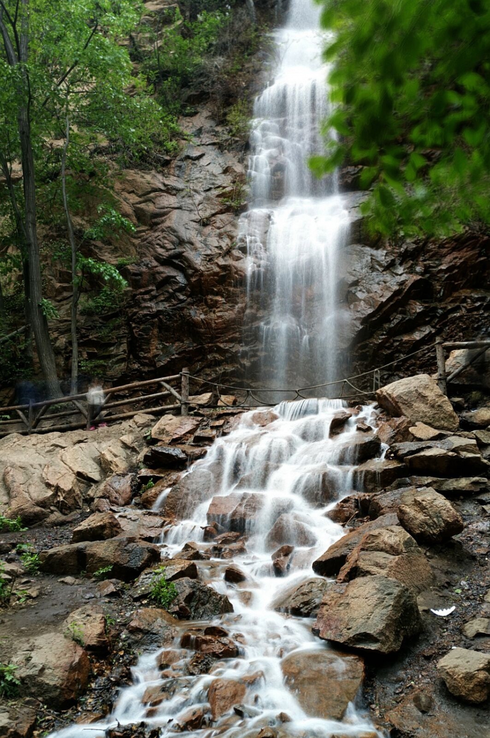 千山飞瀑