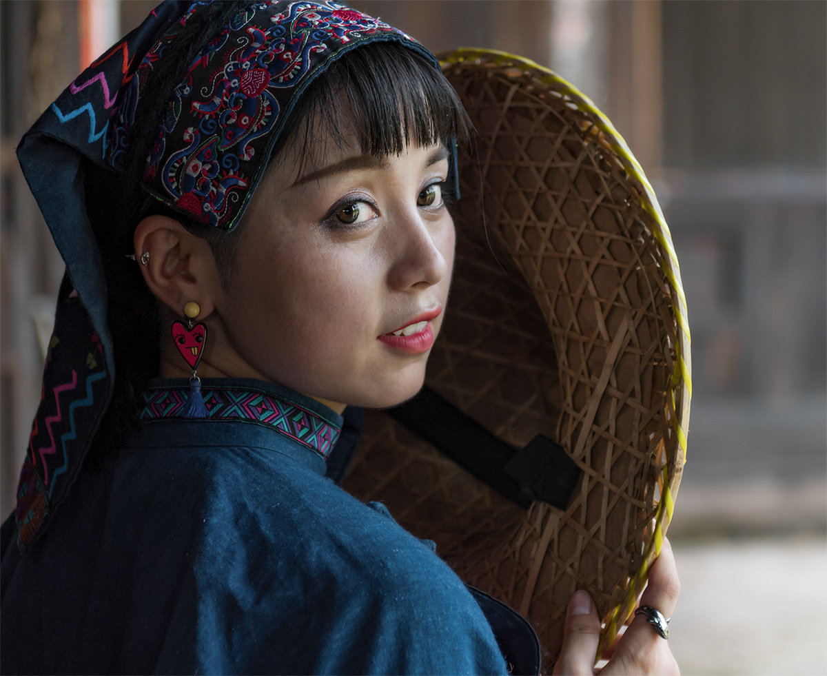 村里有个姑娘叫小芳