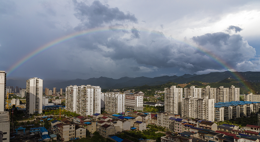 雨后城市彩虹