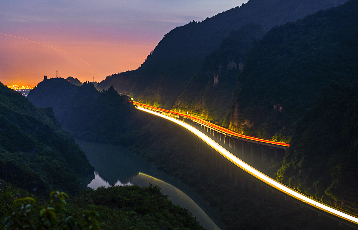 双龙出山