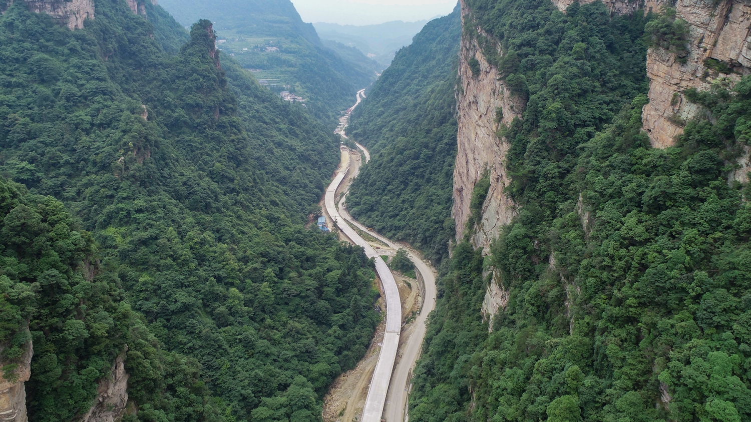 部分建成的武陵山大道路段