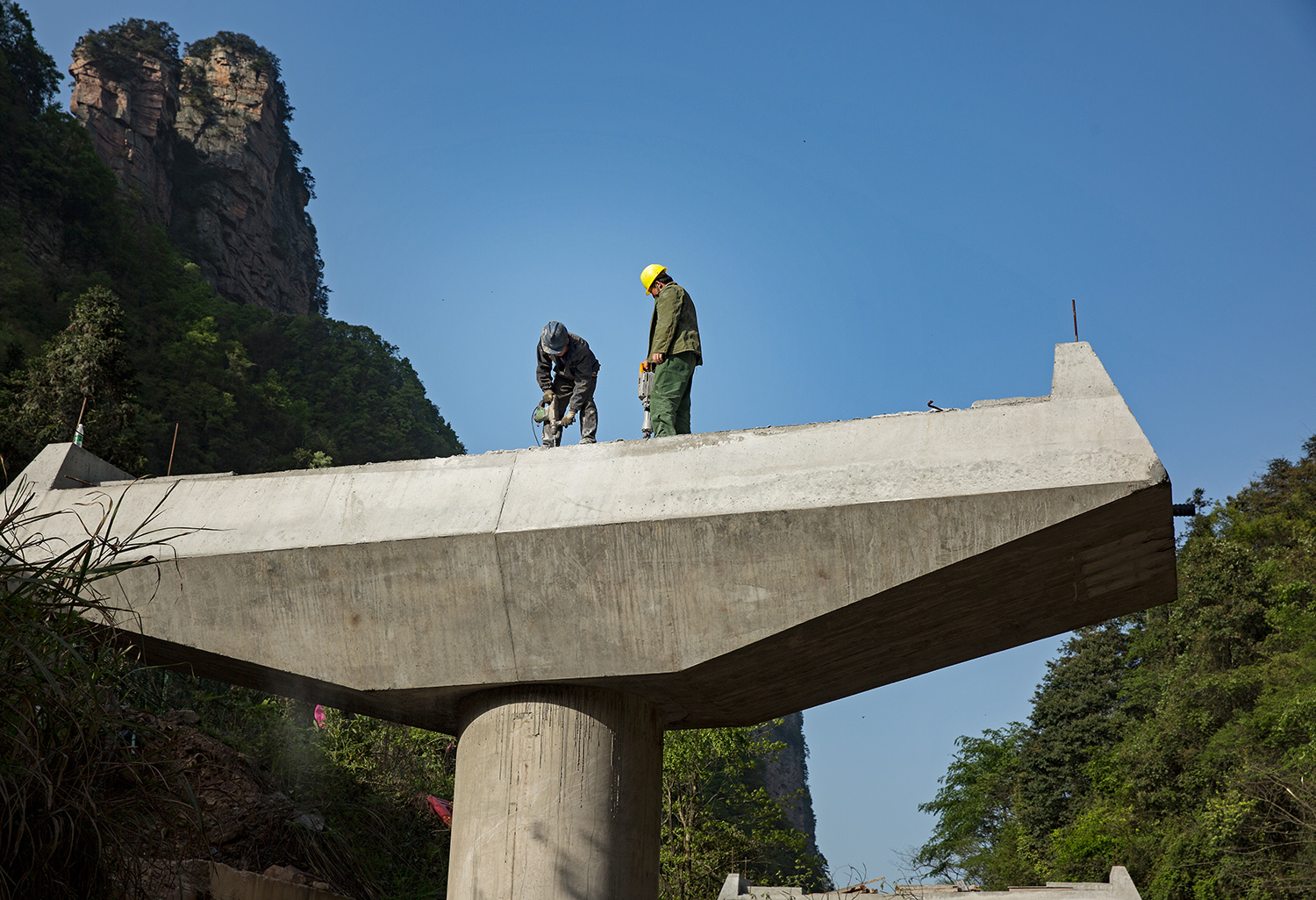 好路易行筑路难--7