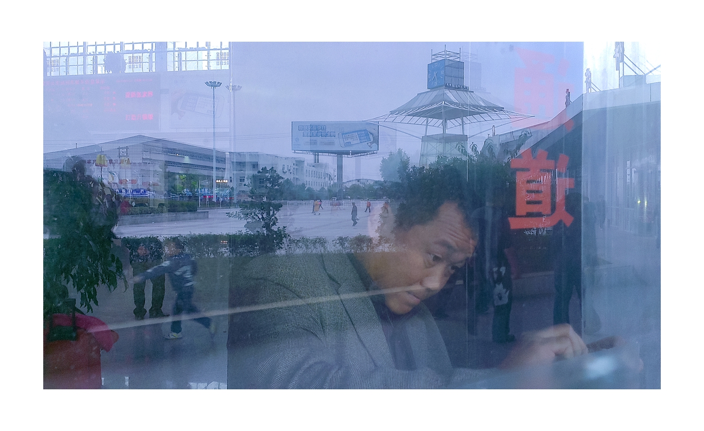 全神贯注刮纸肖