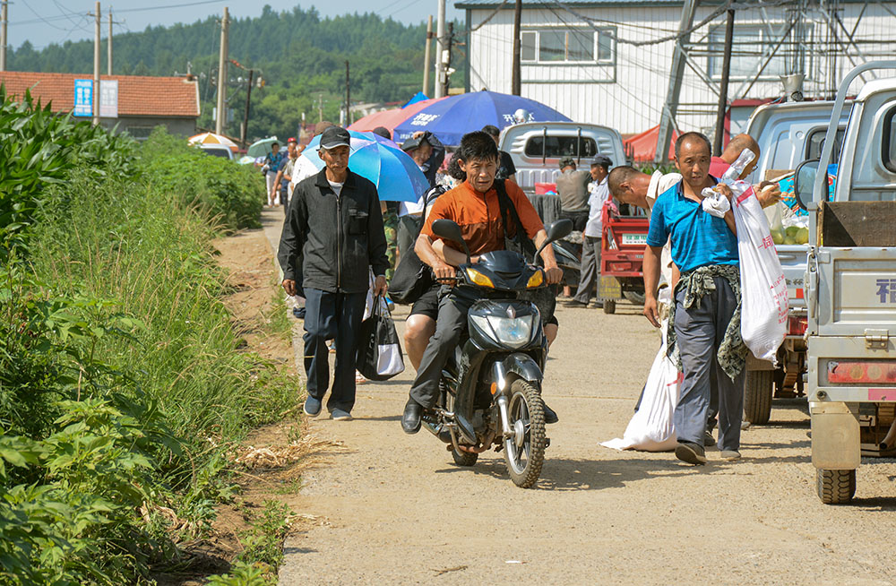 乡村赶集路上
