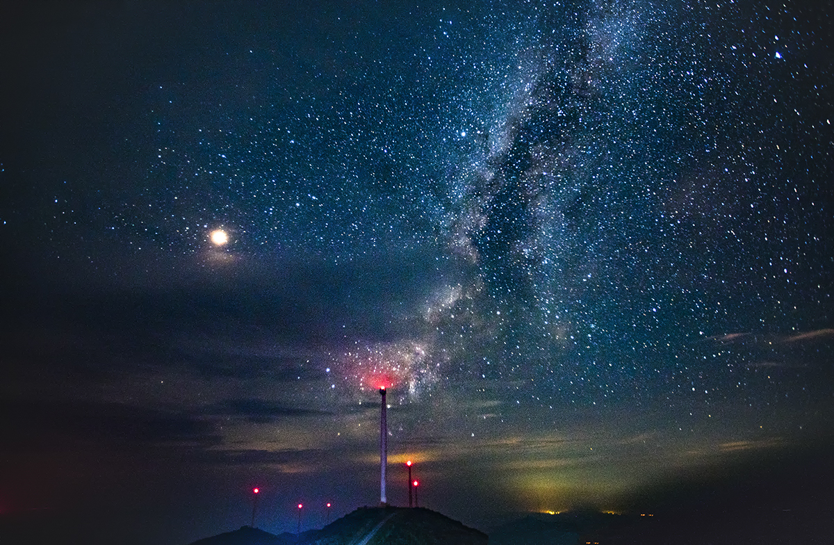 山峰夜色