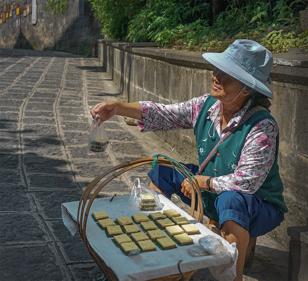 卖松花糕的老人