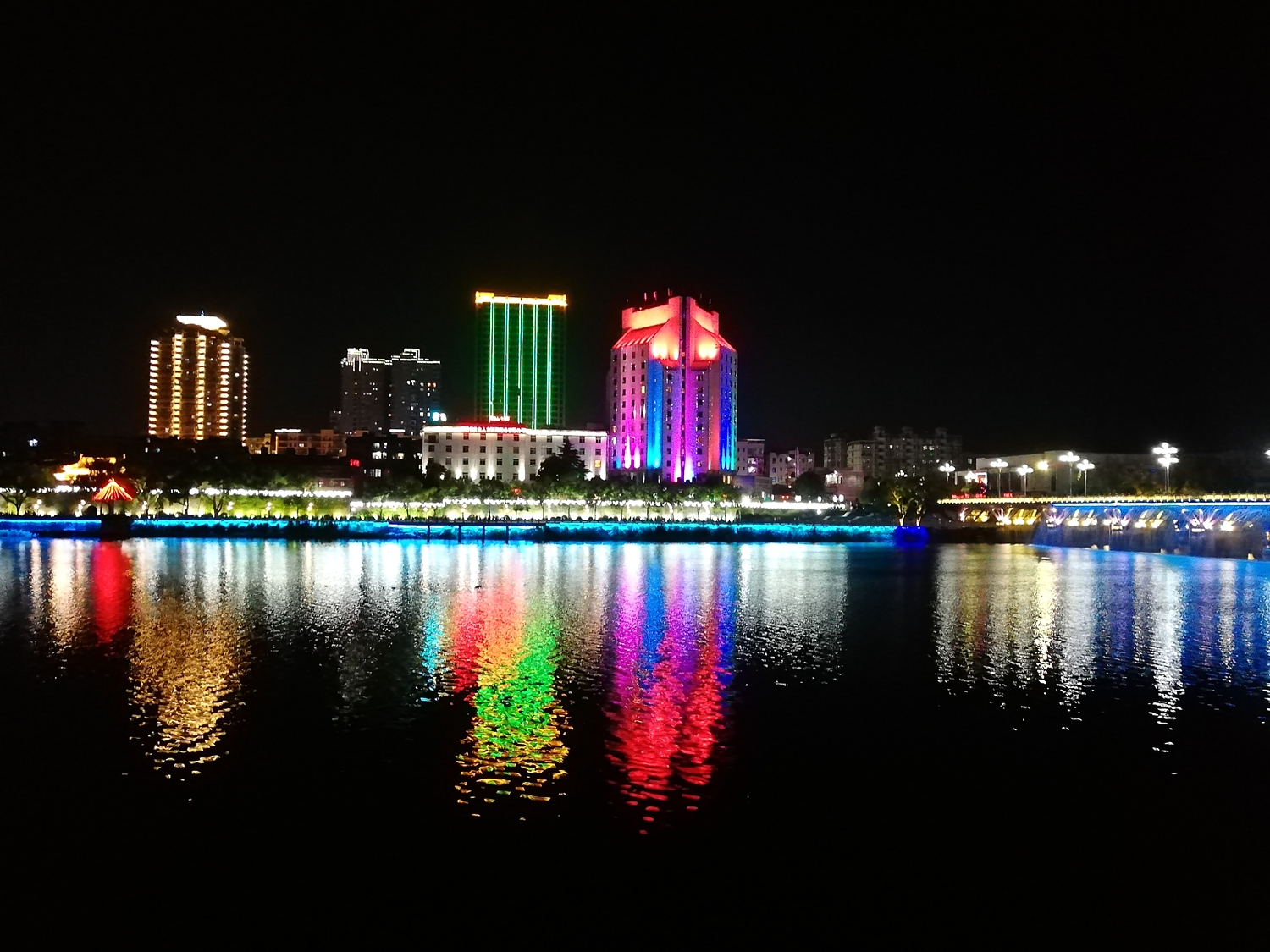 铁城夜色