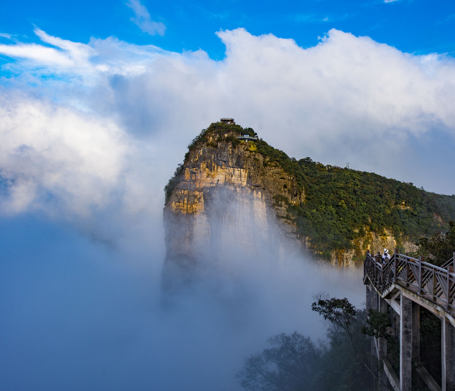 云涌玉壶峰