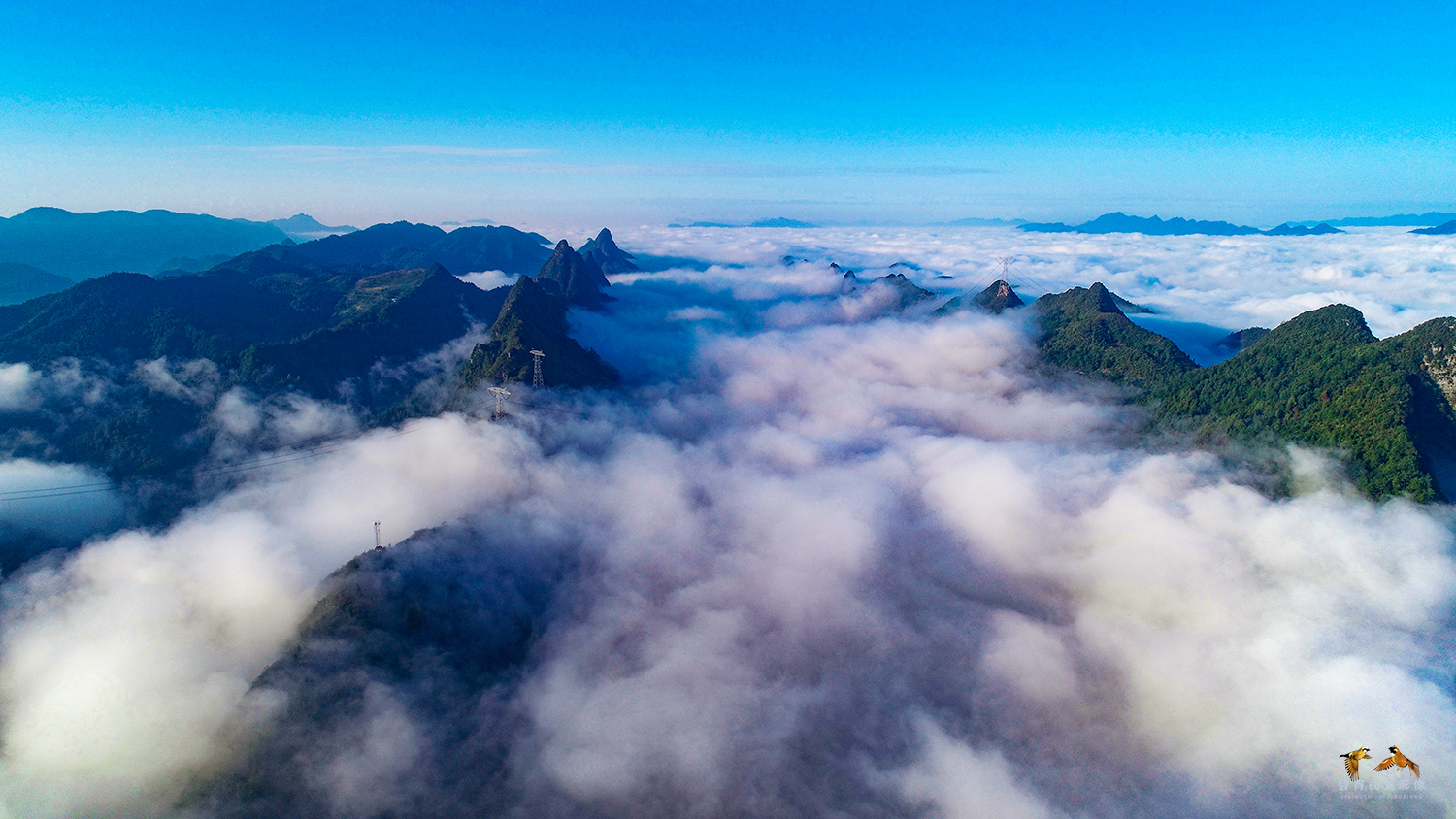 云雾绕山峦