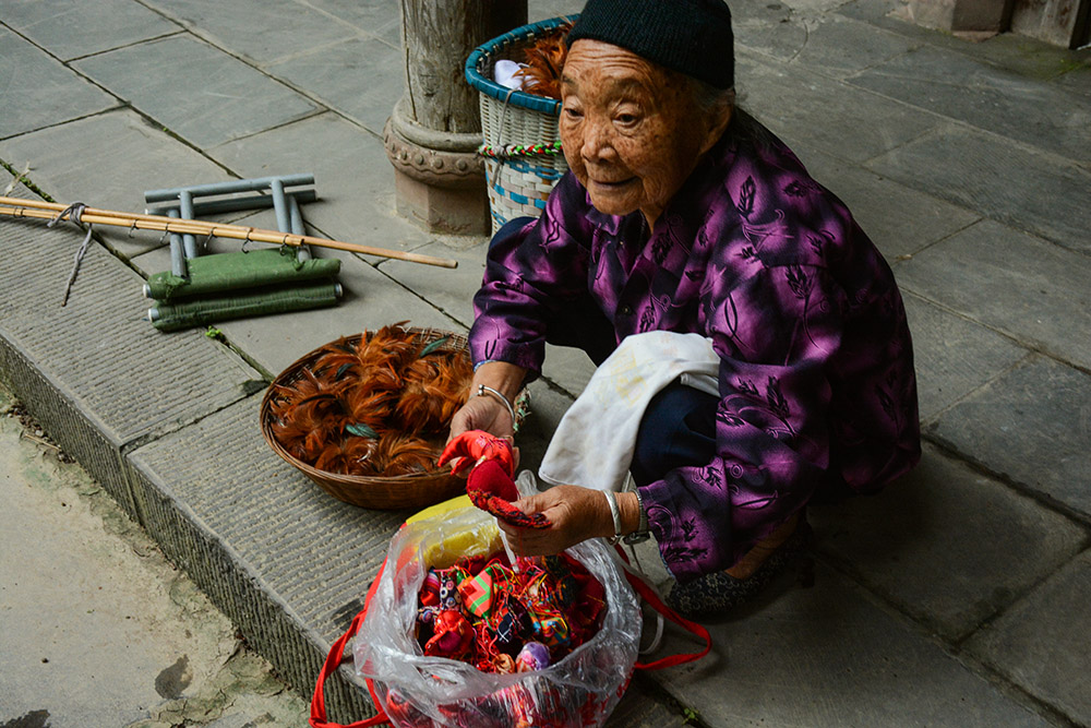 卖香包的老妪