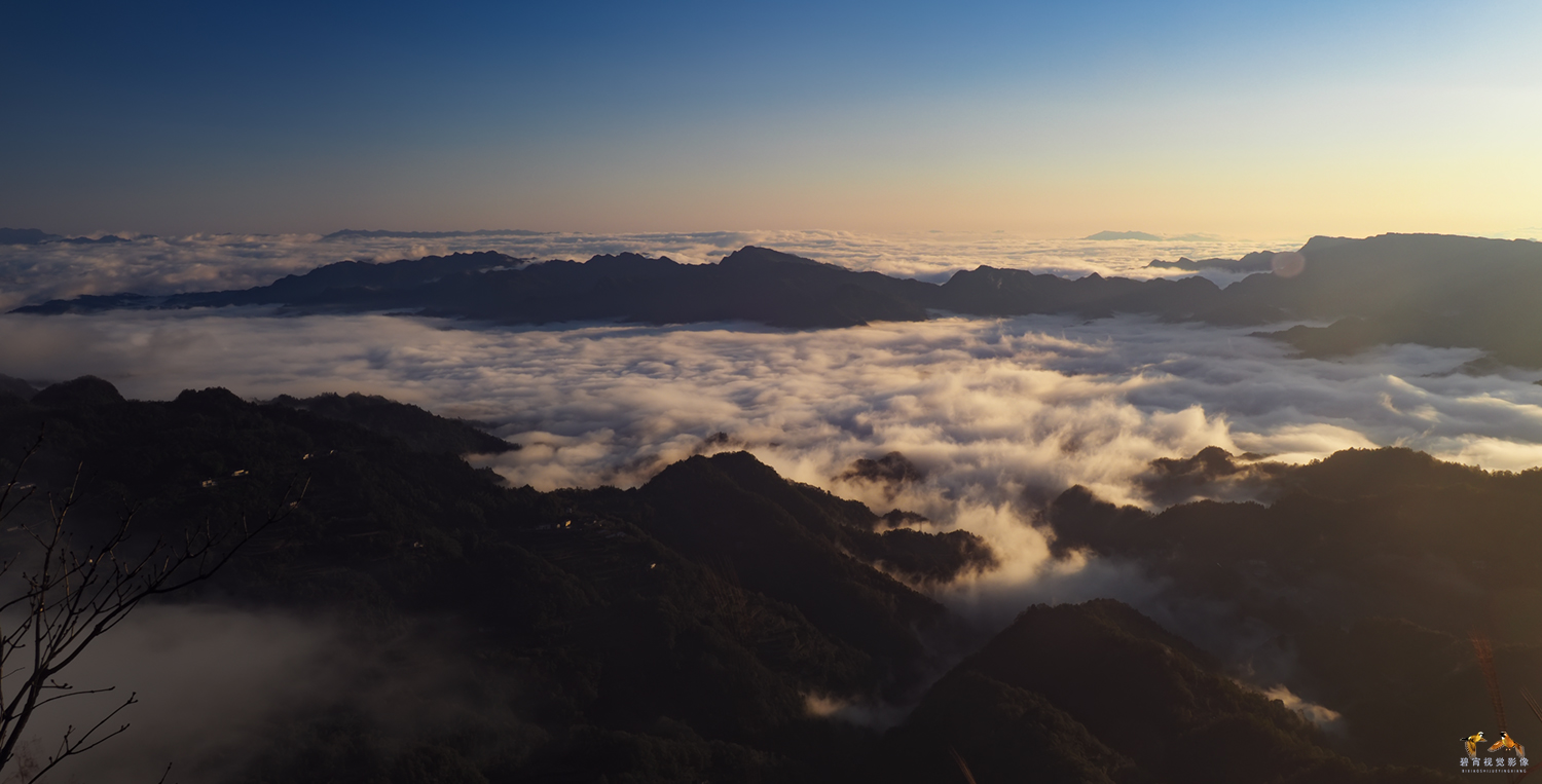 山峦云雾