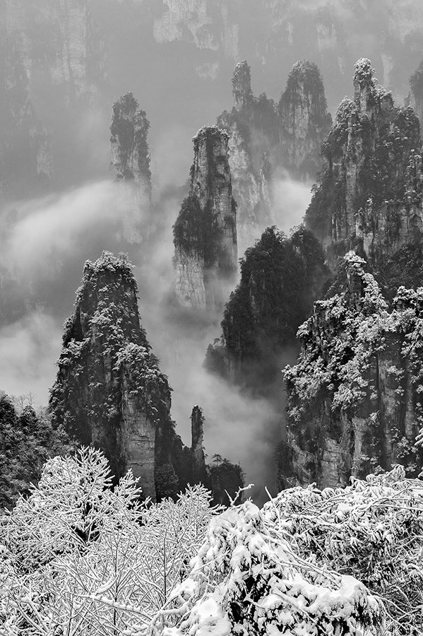 张家界峰林迎雪