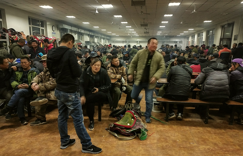 叶茂台马市，开集前的人们{手机摄}