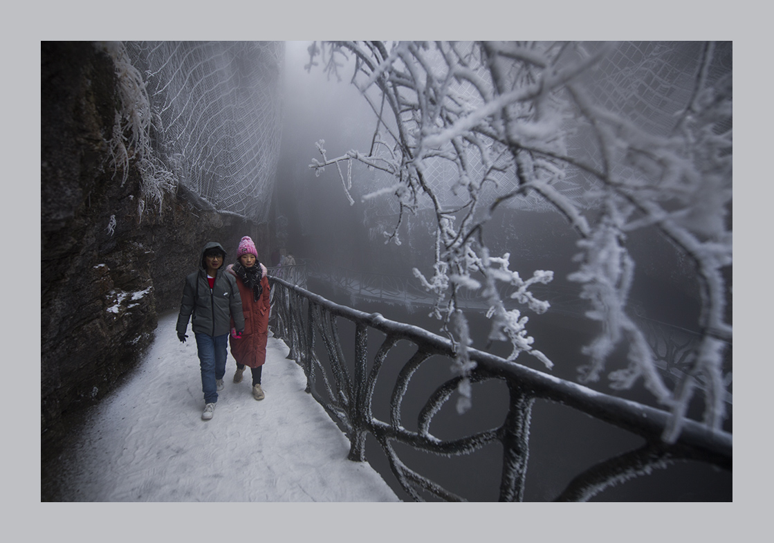 冰雪覆盖着天门山
