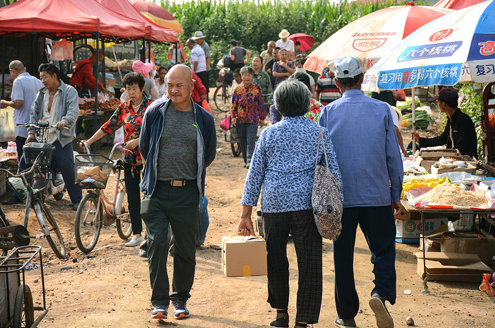 乡村集市路口