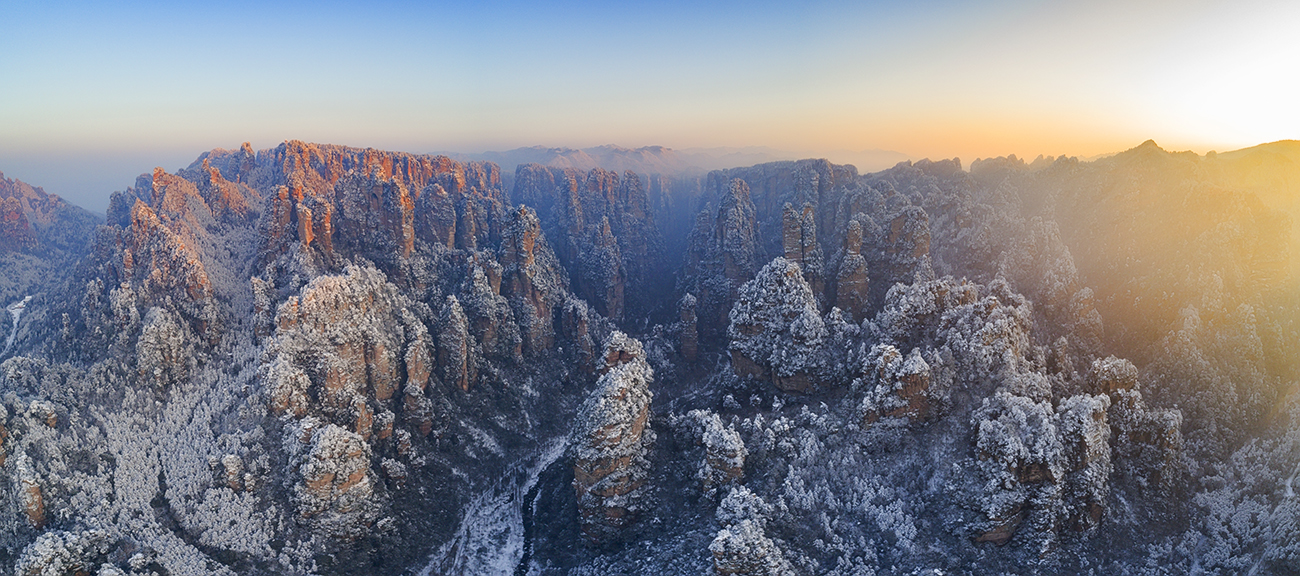 张家界雪域峰林