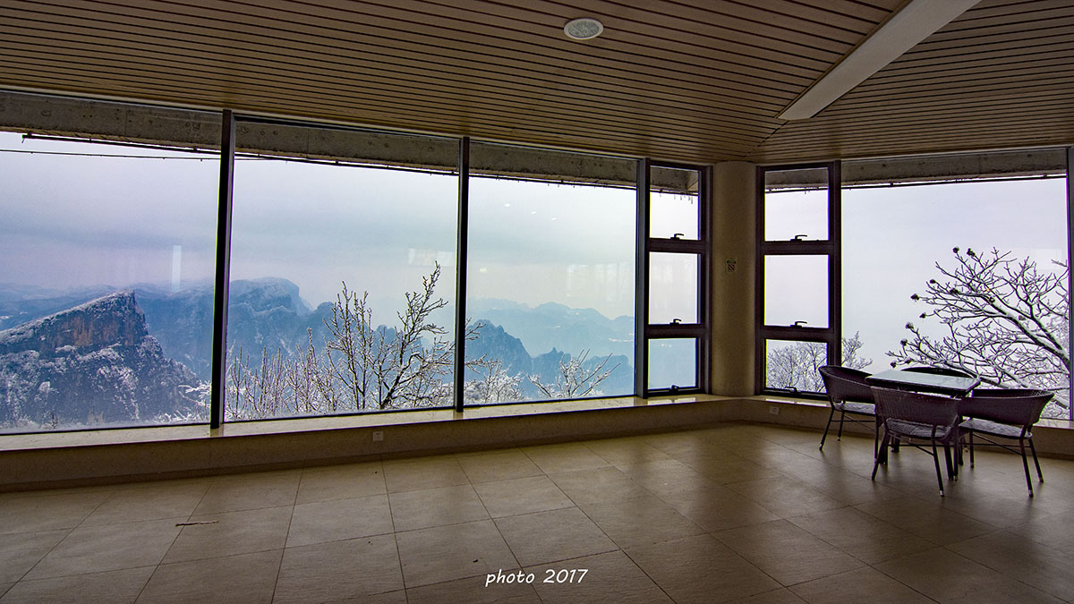 坐赏天门雪
