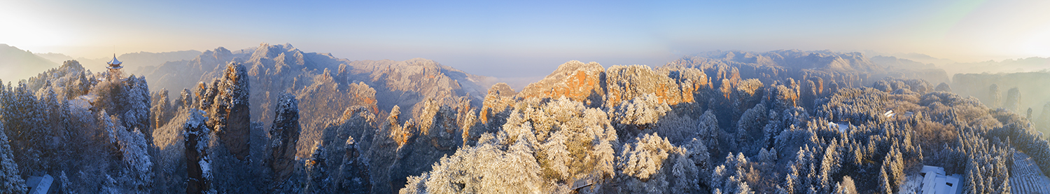 峰林迎雪