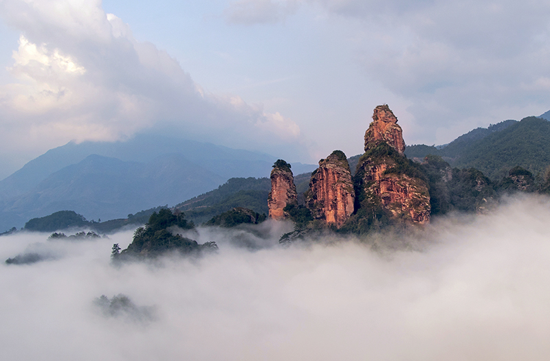 雾涌三剑峰