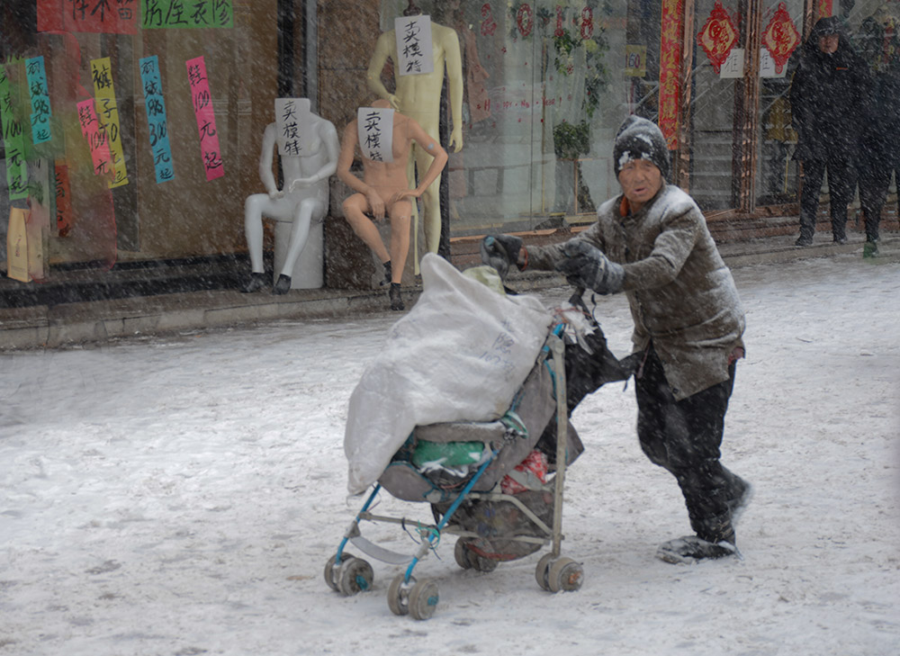 雪中赶路人