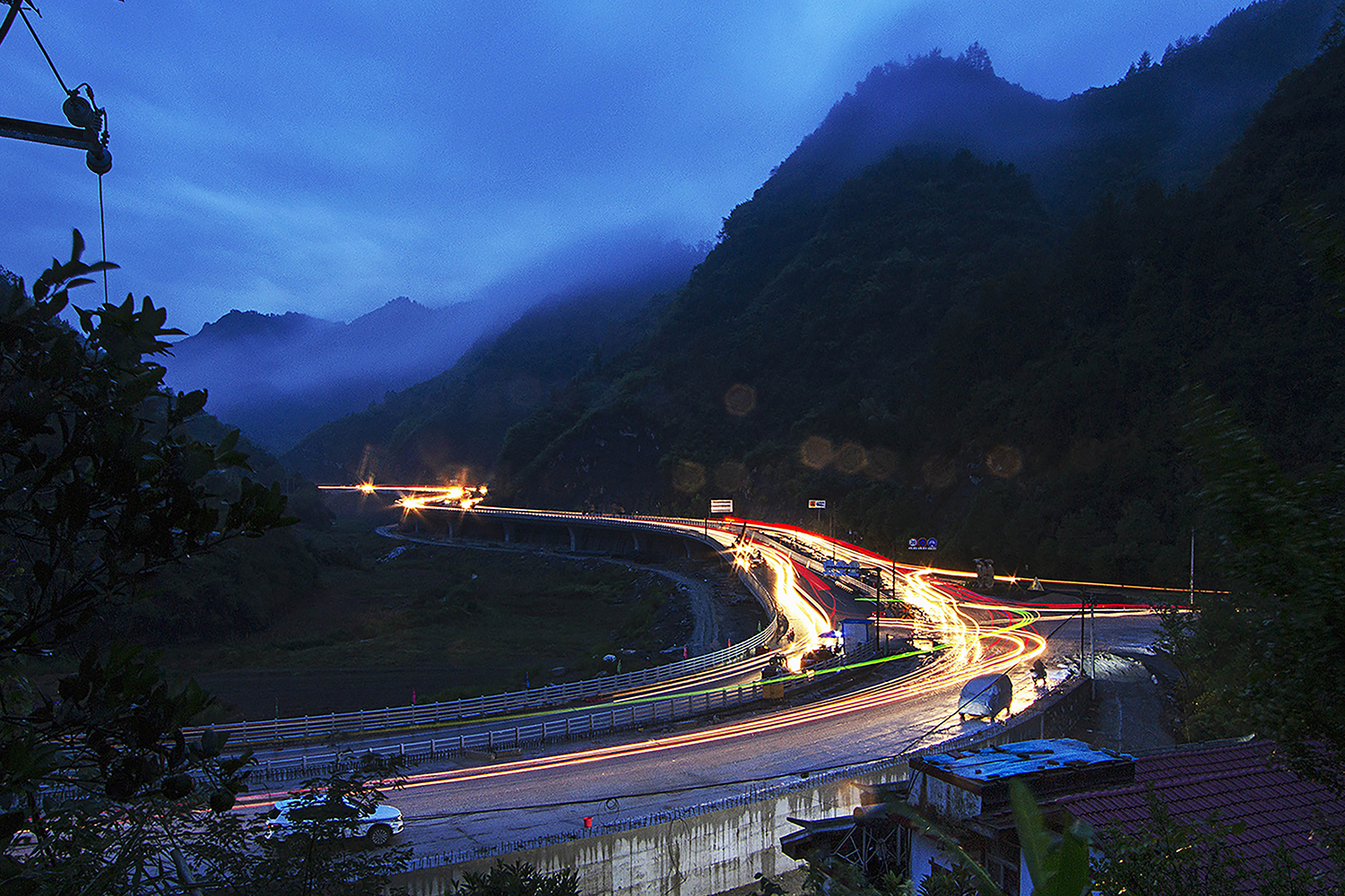 山间彩虹路