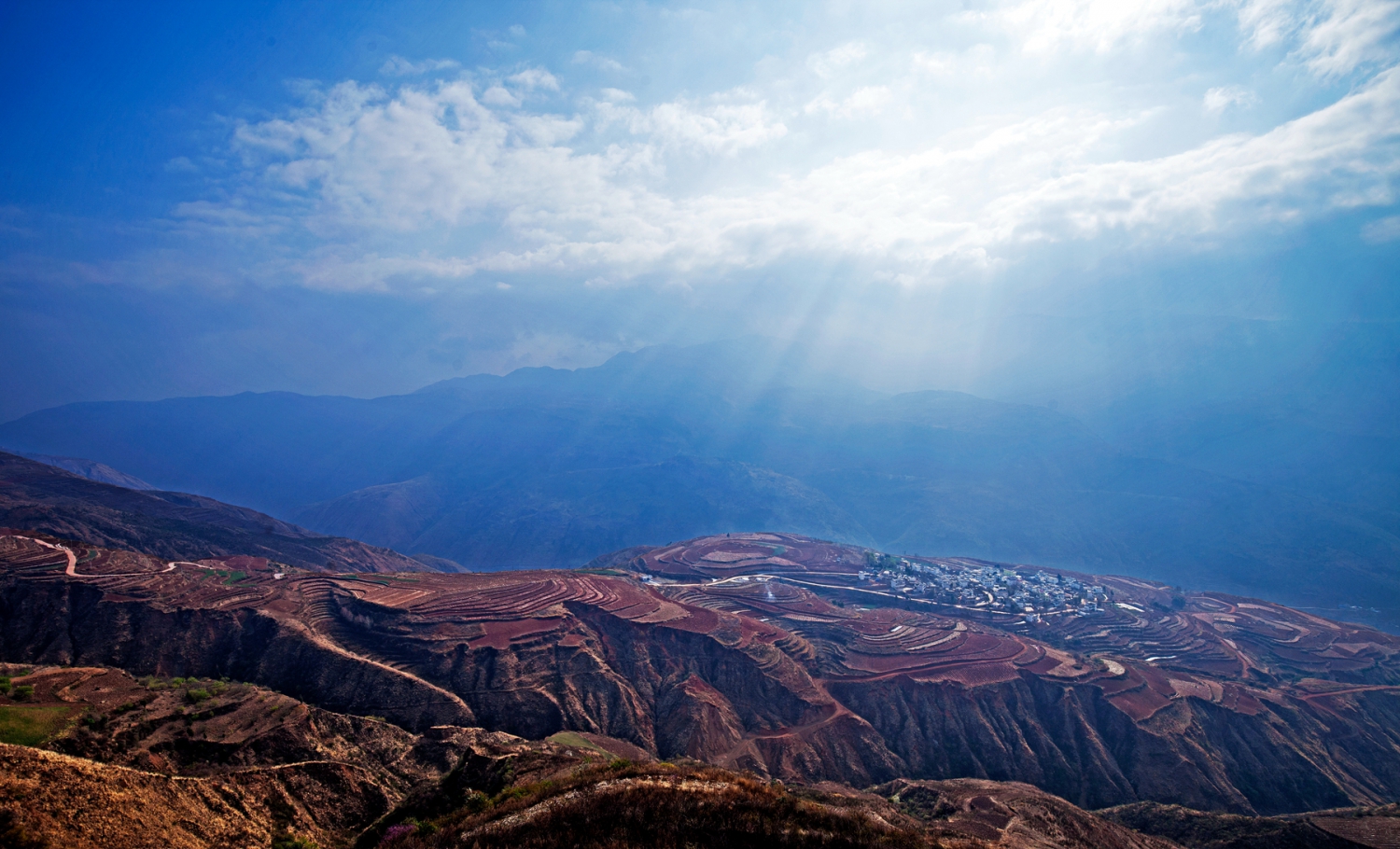 阳光山峦