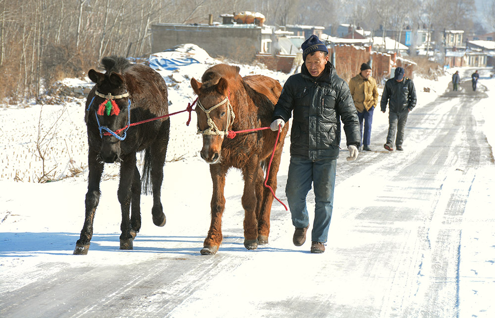 乡村赶集路上