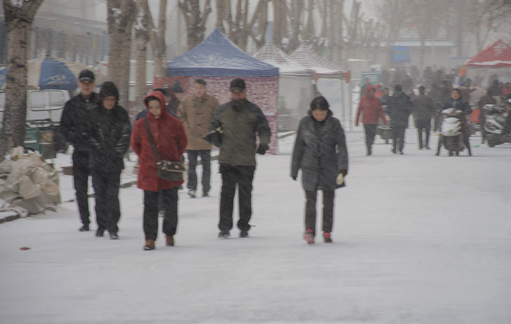 晨雪集市的人们