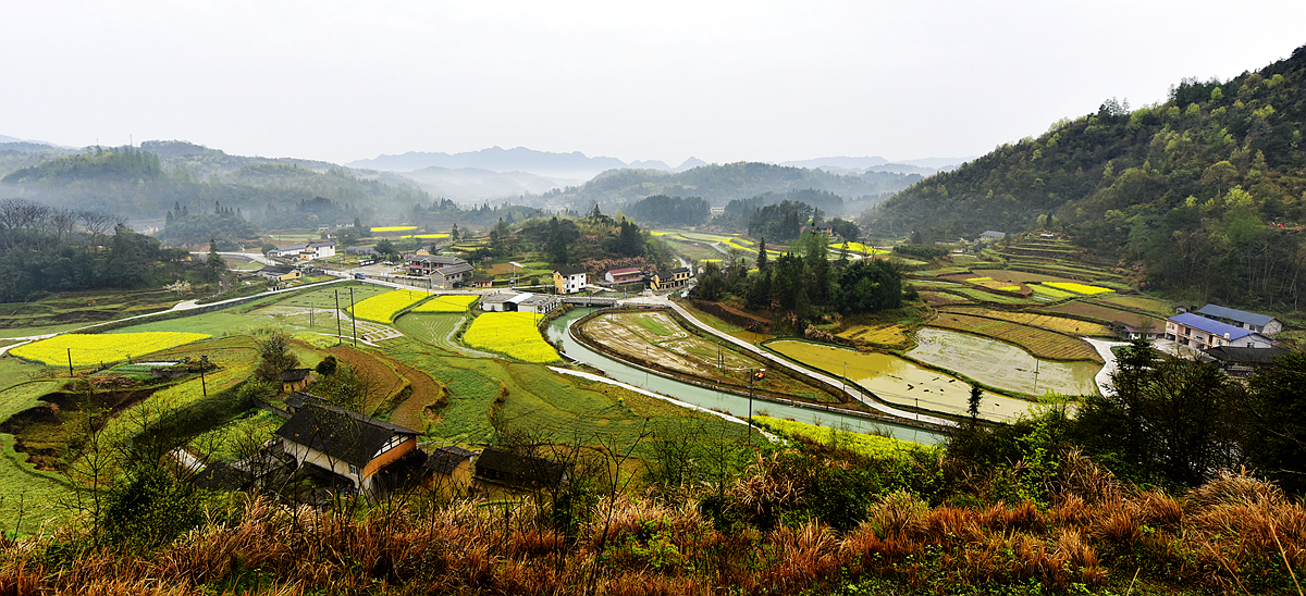 大山环抱的山村