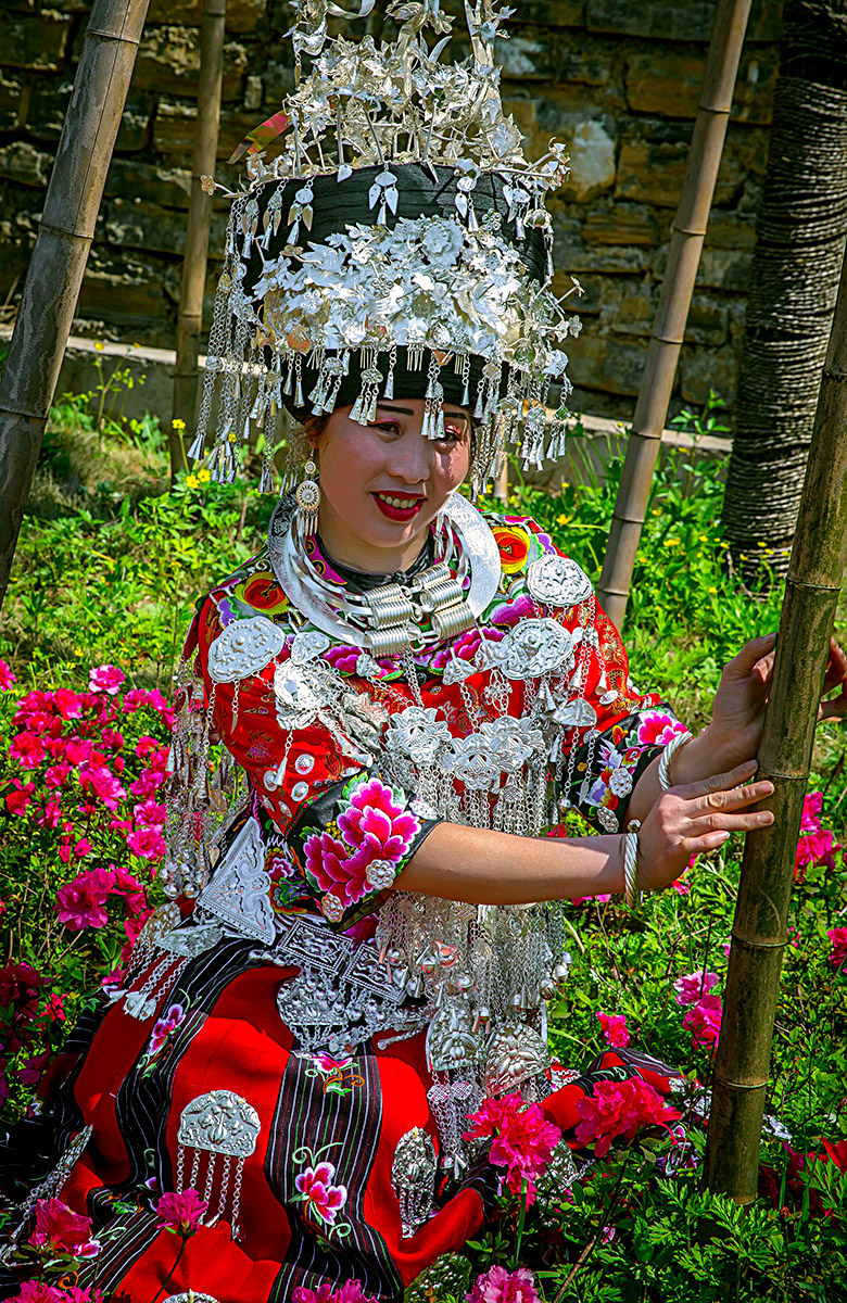 苗  女