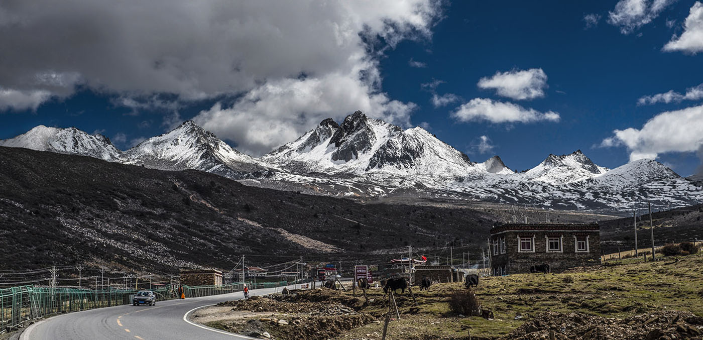 雪山脚下