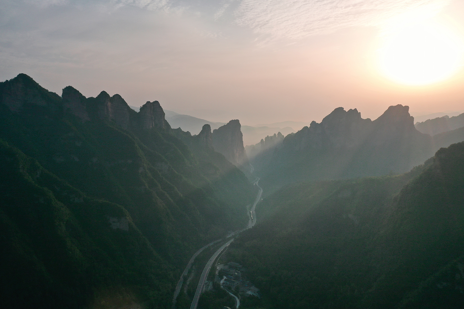 峡路争峰（一）