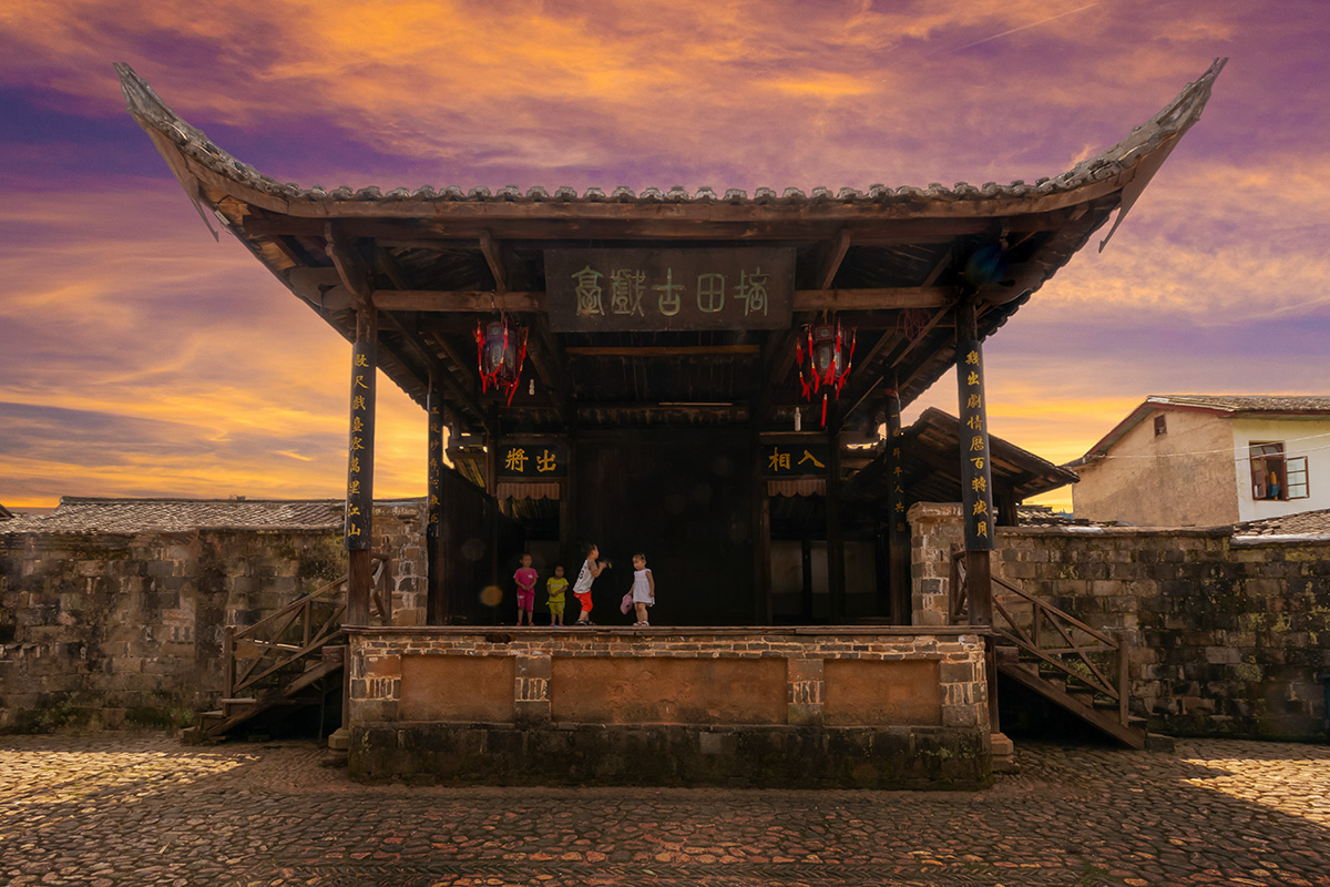 《戏台夕照》