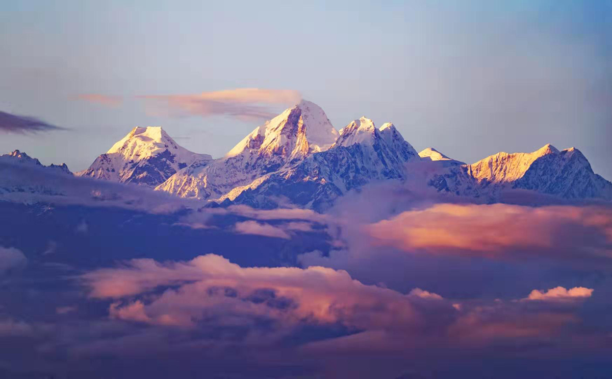 珠峰雪山映晚霞