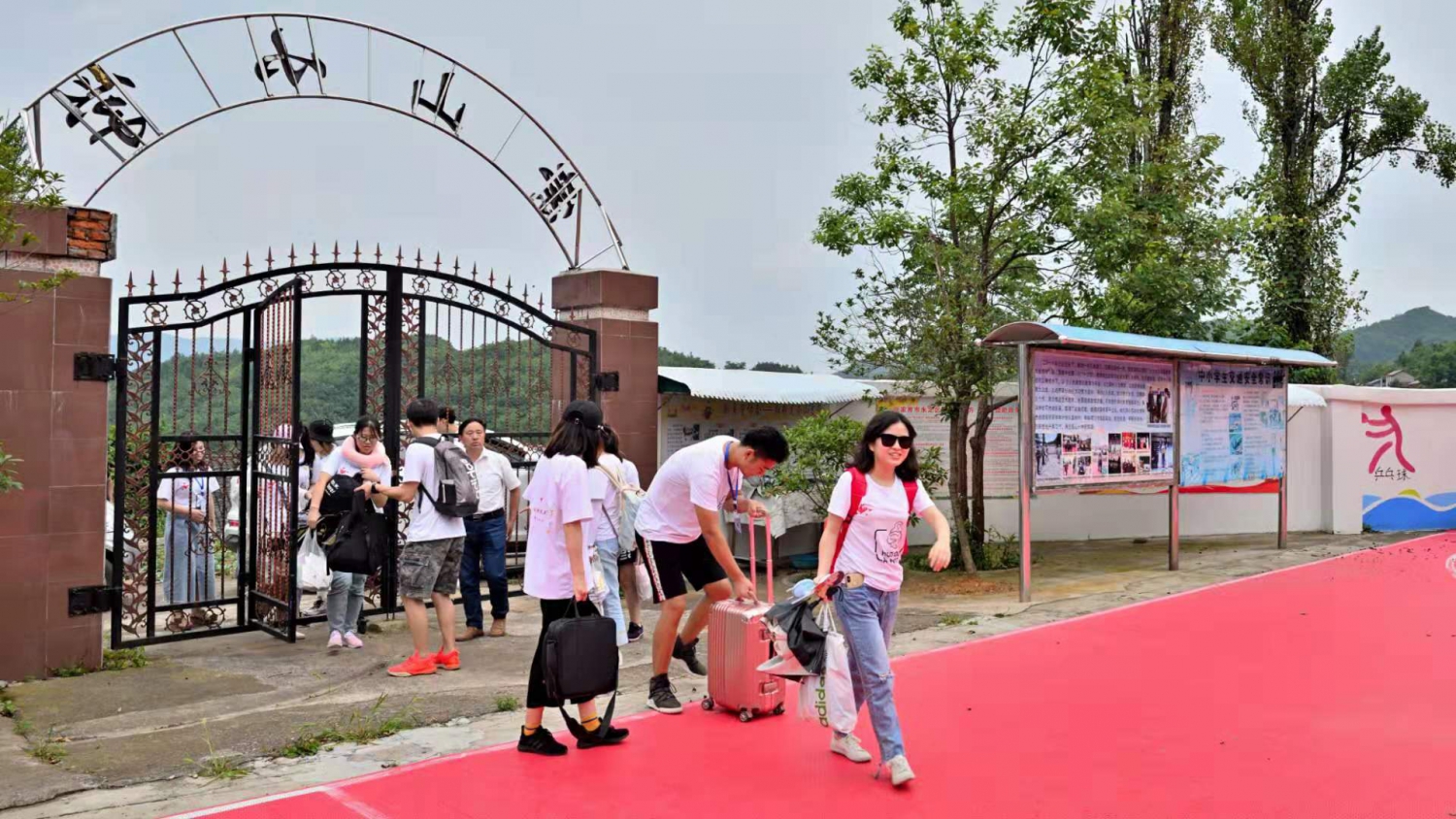 崇山小学来了支教大学生