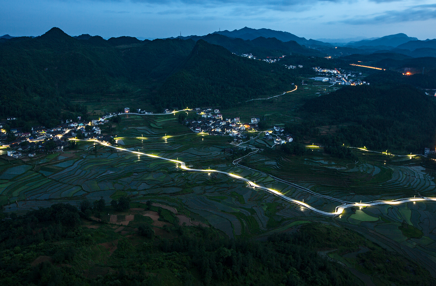 山村夜色