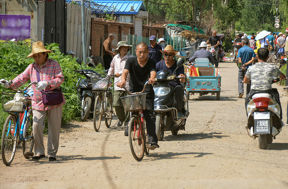 乡村赶集路上