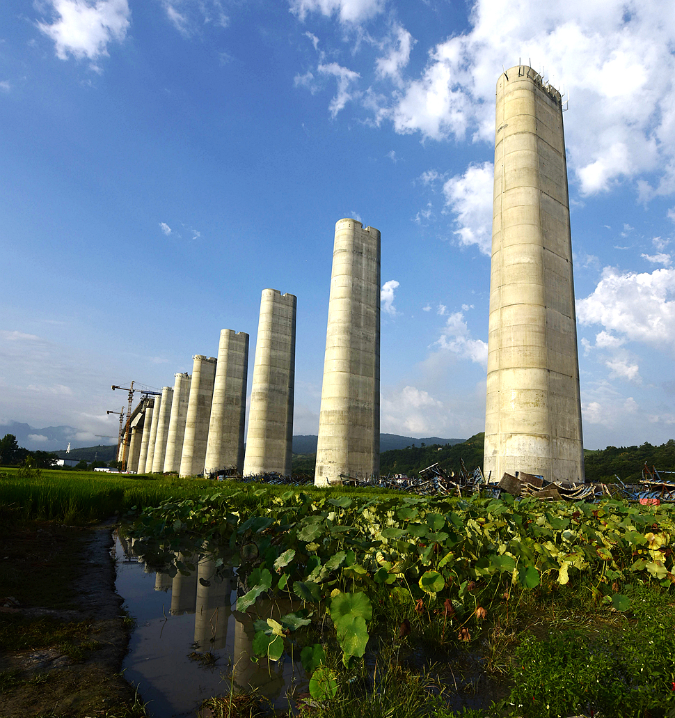 高铁高架桥磴在建中