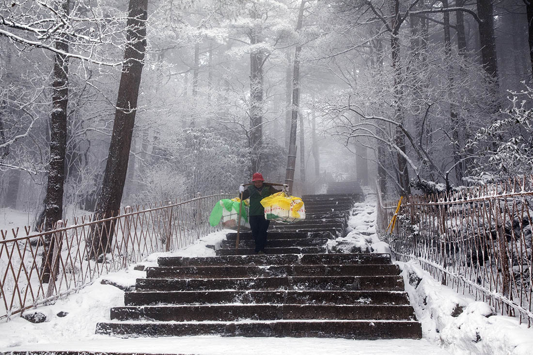 雪山挑夫